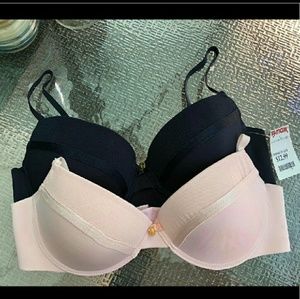 A set of 2 new 38C bras!!